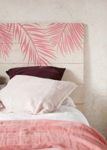 Hoofdeinde van houten planken roze geschilderd