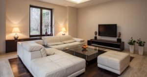 Gezellige woonkamer met een witte bank en natuurlijk licht