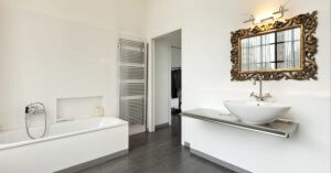 Een praktische badkamer met lichte kleuren