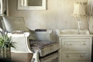 Shabby chic stoel en kastje