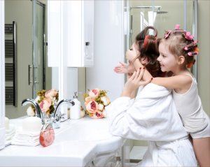 Hoe geef je je badkamer een vleugje vrouwelijkheid?