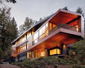 Dankzij de grote ramen blijven de bewoners in contact met het omliggende platteland en is het landhuis gevuld met veel natuurlijk licht