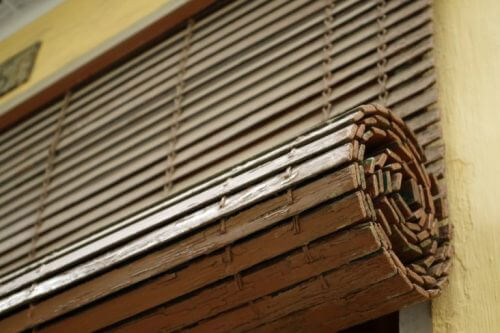 Houten rolgordijn is erg handig om te gebruiken