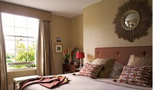 Zonnespiegel boven het hoofdeinde van je bed