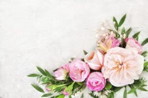Bloemstukken maken met behulp van wijnglazen