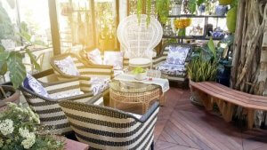 Gebruik een pergola of gordijn in je loungeruimte