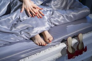 Geef je slaapkamer een sensueel tintje met zijde en satijn