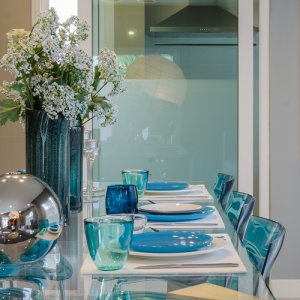 Eethoek met doorzichtige stoelen en vaas