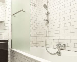 De keuze van het materiaal van de douchedeur is ook heel belangrijk