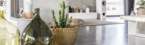 Gebruik planten of mandflessen om je hal te decoreren