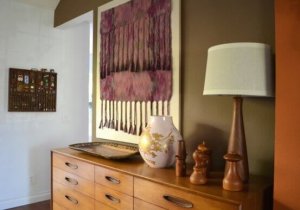 Aan de muur bevestigde wandtapijten