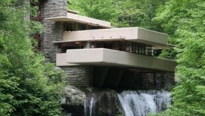 Fallingwater met hangende balkons boven het water