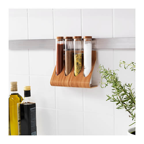 Je kunt opruimartikelen aan de muur hangen in je keuken