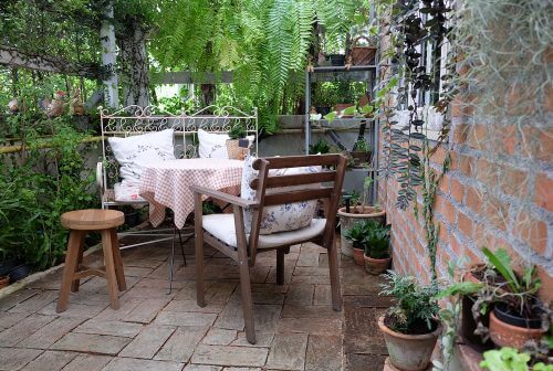 Houten meubels staan mooi in je tuin