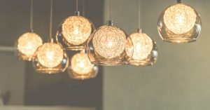 lichtslingers in bolvorm zorgt voor een leuke sfeer in huis