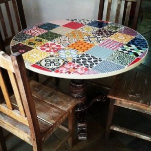 Hoe decoreer je een tafel met hydraulische tegels?