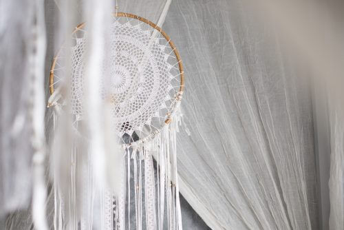 Decoreren met haakwerk in witte kleuren