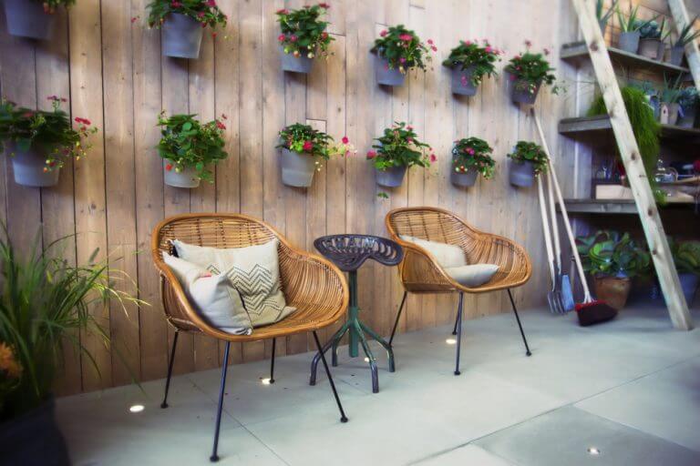 Een patio decoreren met planten aan de muur