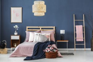 Slaapkamer met blauwe muur