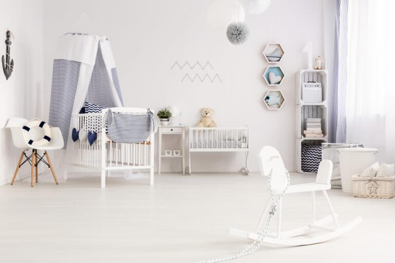 Een witte kinderkamer met blauwe accenten
