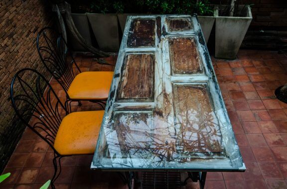 Kleine eettafel met oranje stoelen