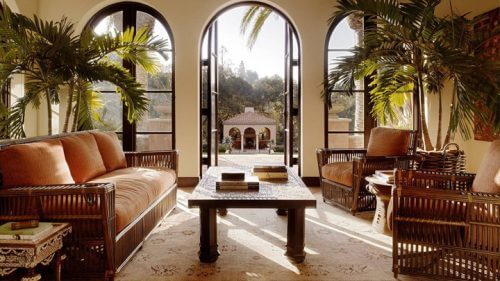 Koloniale interieurs met groene planten