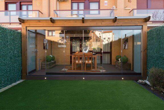 Veranda met glazen wanden