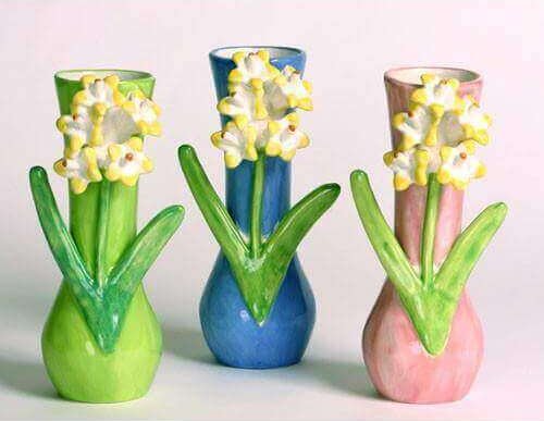 Vaasjes met handgemaakte bloemen