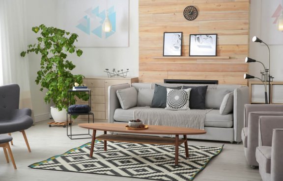 Woonkamer met een houten muur