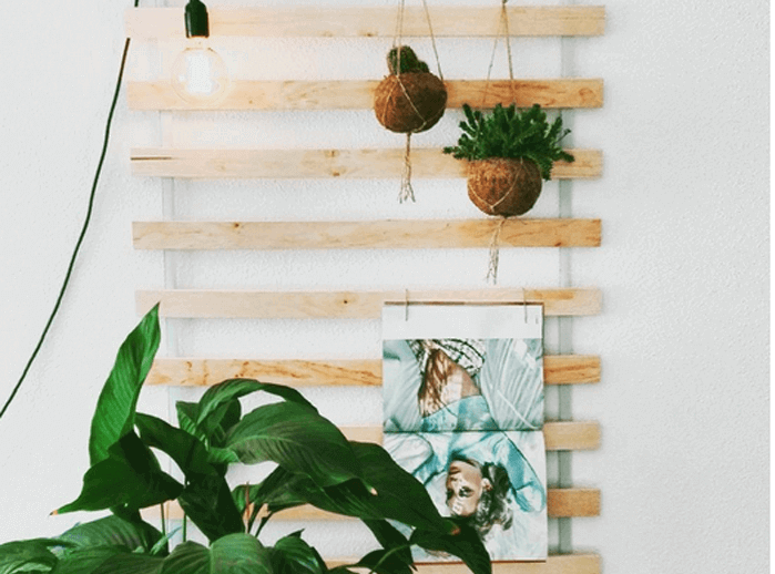 Lattenbodem aan de muur als decoratie