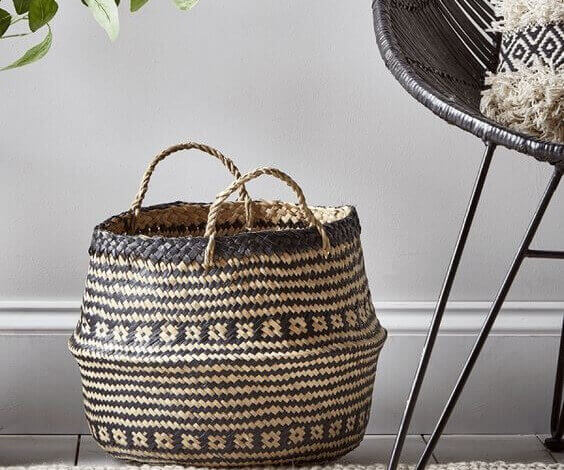 Mand met zwarte vormen