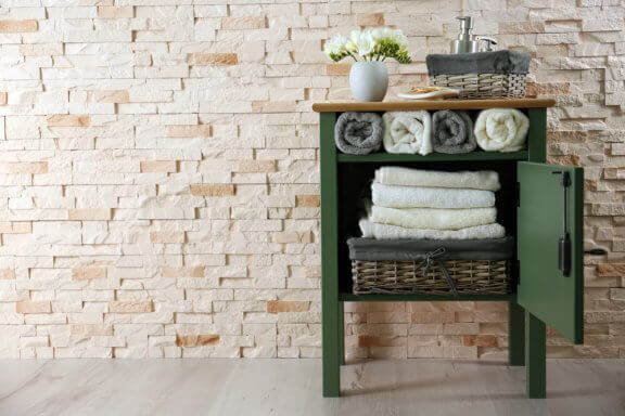 Kastje in de badkamer met rieten manden