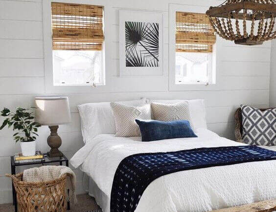 Decoratie van een raam met natuurlijke vezels