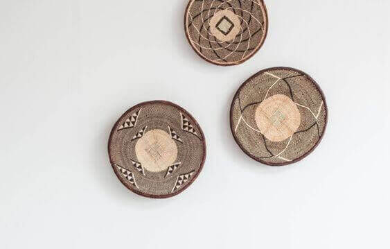 Bordjes van natuurlijke vezels aan de muur