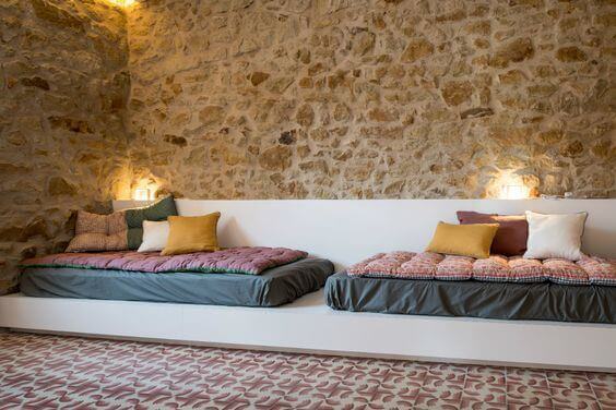 Kamer met muur van steen