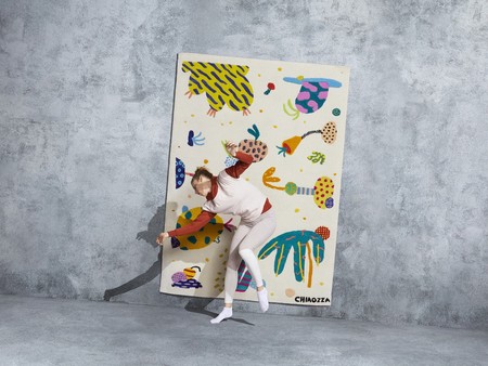 De kunstenaar Chiaozza poseert met kleed voor het ikea art event