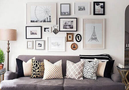 Bank met allerlei fotolijsten er boven