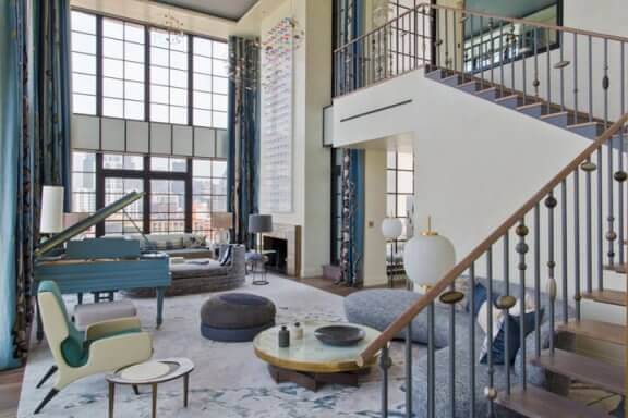 Woonkamer met grote trap