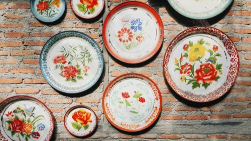 Borden aan de muur hangen