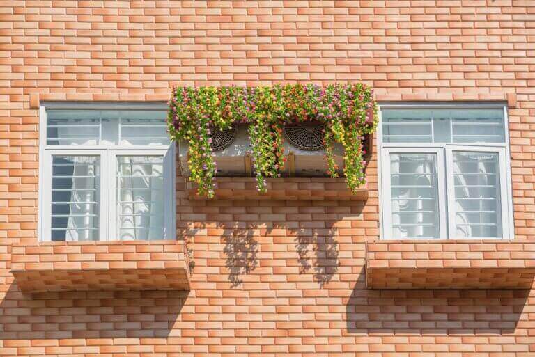 Airco onder klimop
