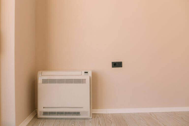 Grote airconditioner op de vloer