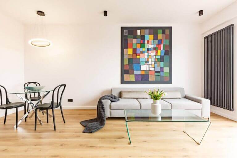 Woonkamer met een groot scilderij aan de muur