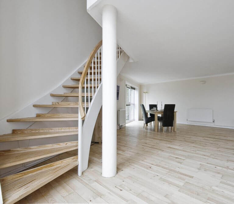 Bijna lege ruimte met een trap