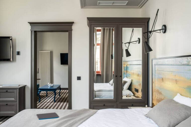 Kast met spiegeldeuren