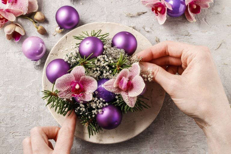 Maak originele bloemenvazen met servies