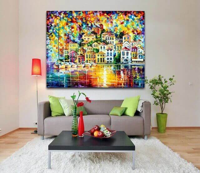 Woonkamer met een schilderij met felle kleuren