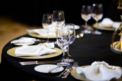 Zwarte tafelkleden zijn ook erg mooi