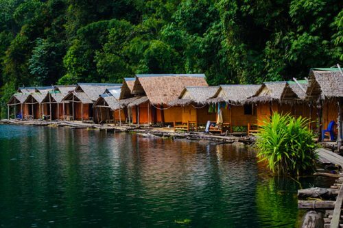 Hutten aan het water in Thailand