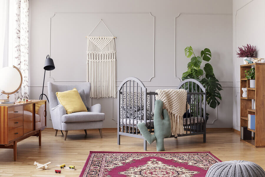 Babykamer met macramé-gordijnen