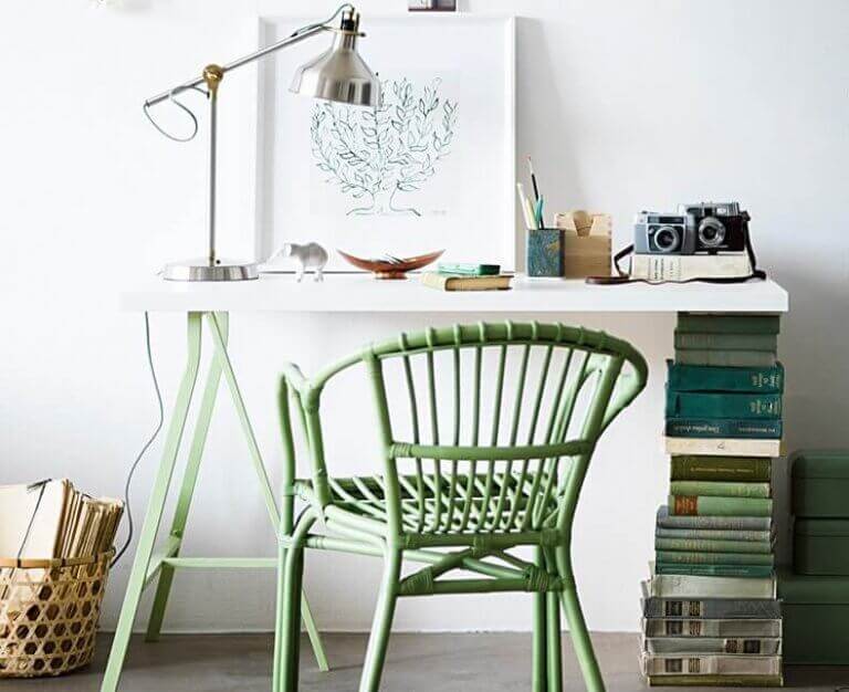 Bureau ondersteund door boeken